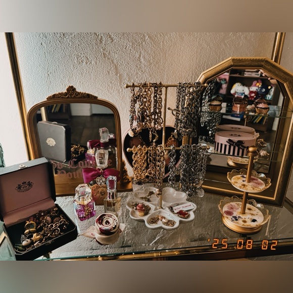 Meet your Posher, Cindy 🎀 - Picture 3 of 11